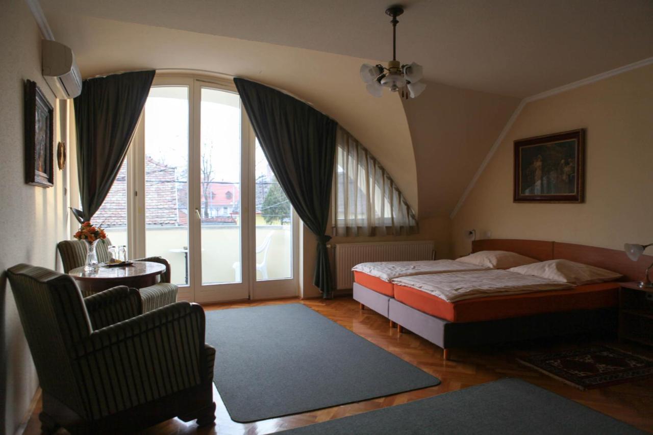 Barokk Antik Guest Hause Hotel Kecskemét Room photo